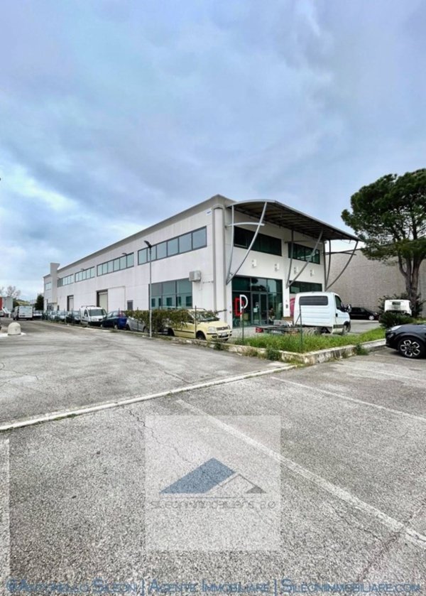 locale commerciale in vendita a Tolentino