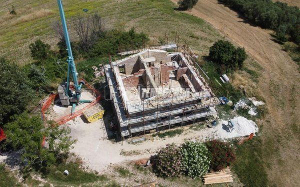 casa indipendente in vendita a Tolentino in zona Regnano