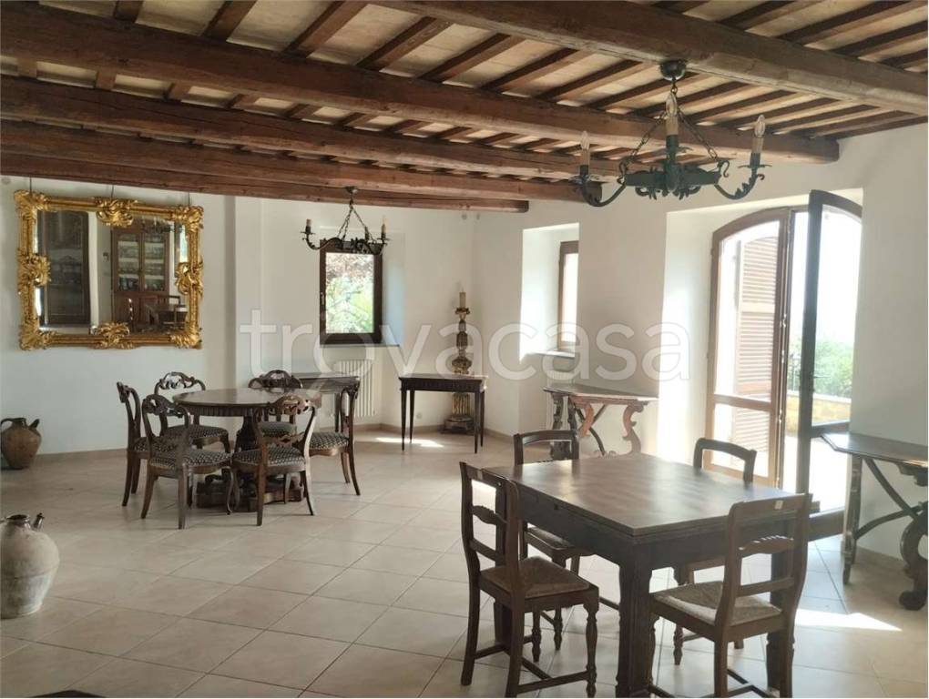 casa indipendente in vendita a Tolentino in zona Pianarucci
