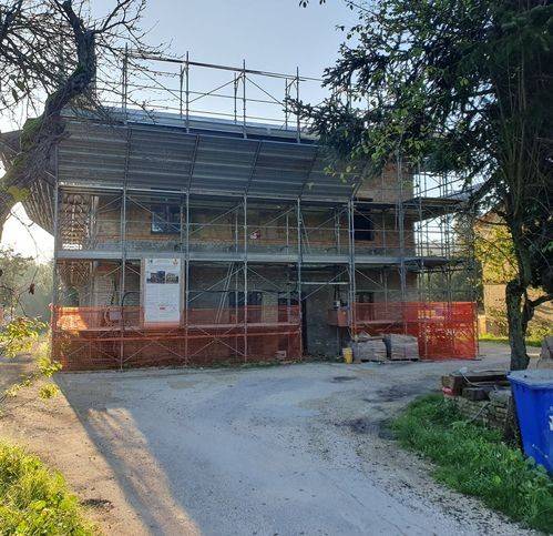 intera palazzina in vendita a Tolentino in zona Le Grazie