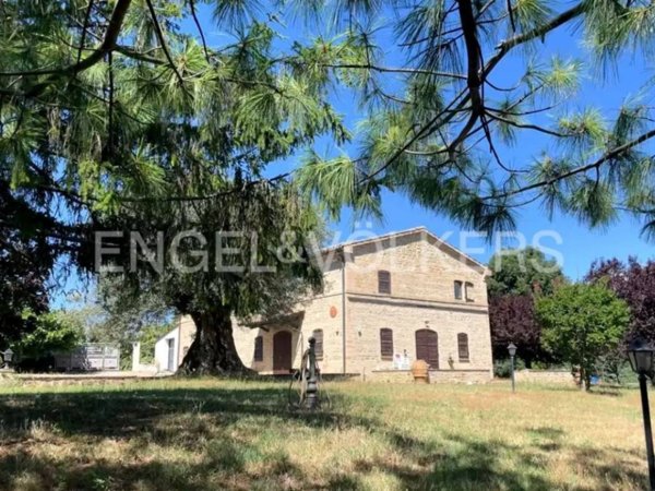 casa indipendente in vendita a Tolentino