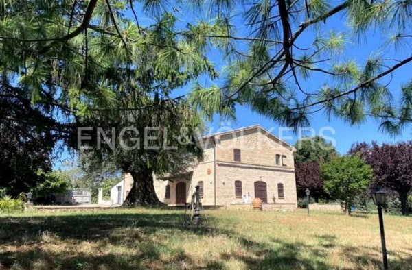 casa indipendente in vendita a Tolentino