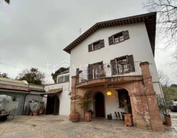 casa indipendente in vendita a Tolentino