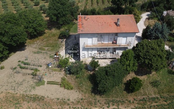 casa indipendente in vendita a Tolentino