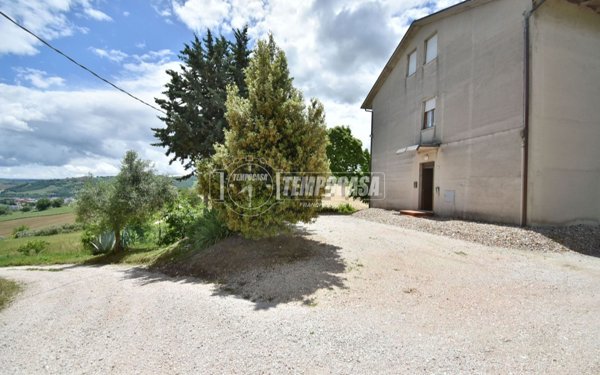 casa indipendente in vendita a Tolentino