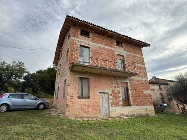 casa indipendente in vendita a Tolentino
