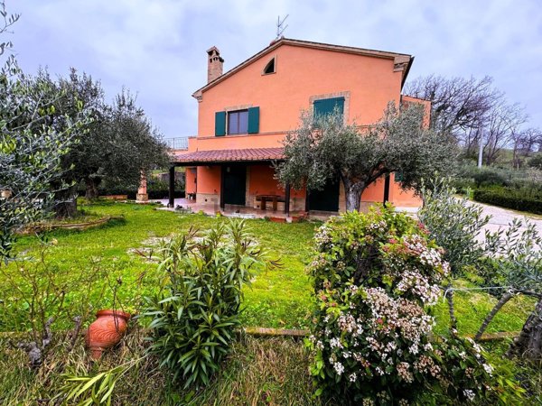 casale in vendita a Tolentino