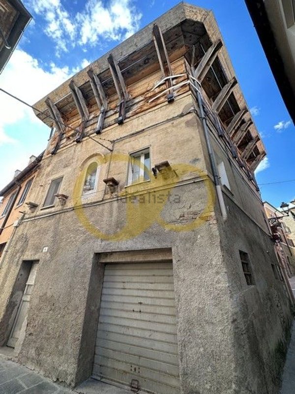 casa indipendente in vendita a Tolentino