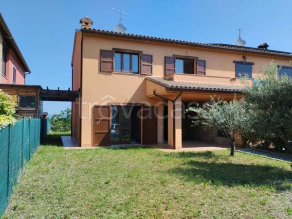 casa indipendente in vendita a Tolentino