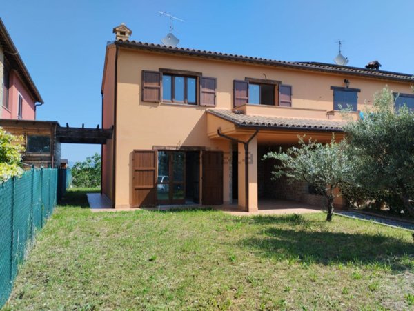casa indipendente in vendita a Tolentino