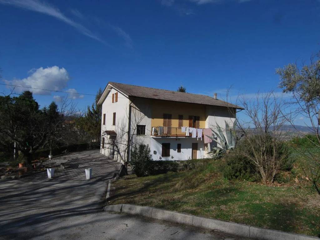 casa indipendente in vendita a Tolentino