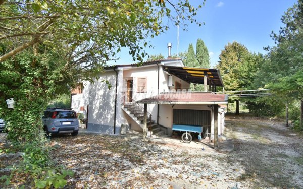 casa indipendente in vendita a Tolentino in zona Parruccia