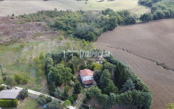 casa indipendente in vendita a Tolentino in zona Parruccia