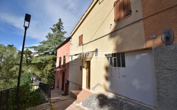 casa indipendente in vendita a Tolentino