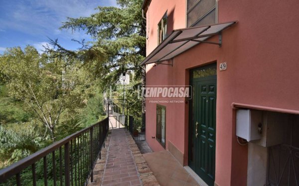 casa indipendente in vendita a Tolentino