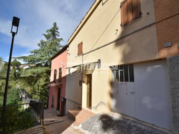 casa indipendente in vendita a Tolentino