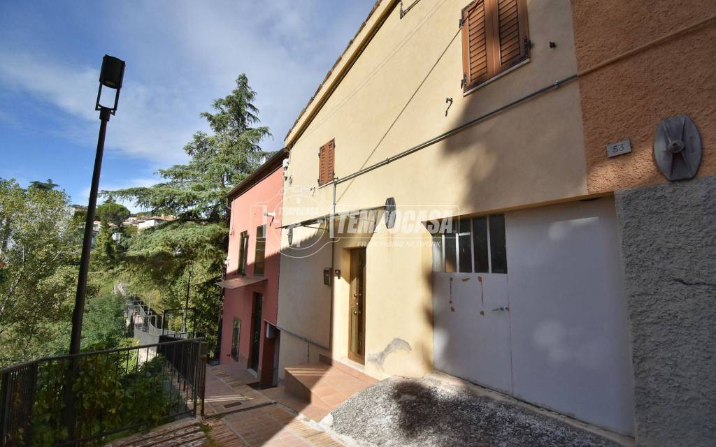 casa indipendente in vendita a Tolentino