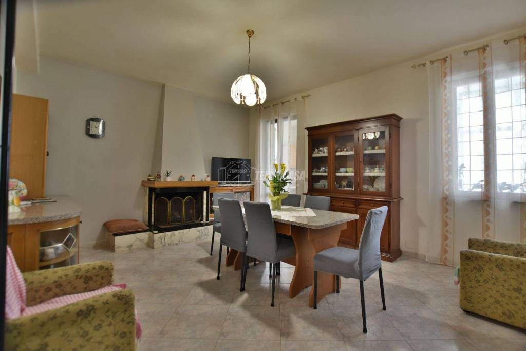 casa indipendente in vendita a Tolentino in zona Paterno