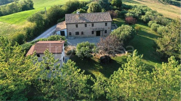 casa indipendente in vendita a Tolentino in zona Pianarucci