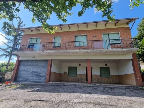 casa indipendente in vendita a Tolentino in zona Troiano