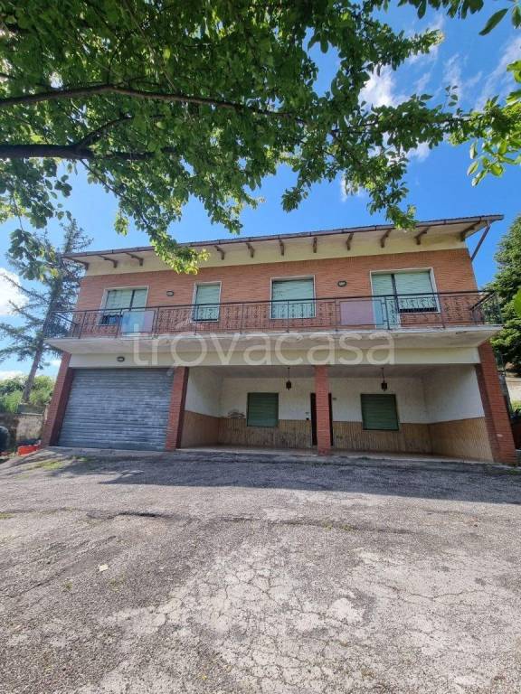 casa indipendente in vendita a Tolentino in zona Troiano