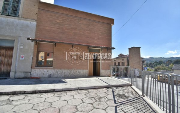 locale di sgombero in vendita a Tolentino