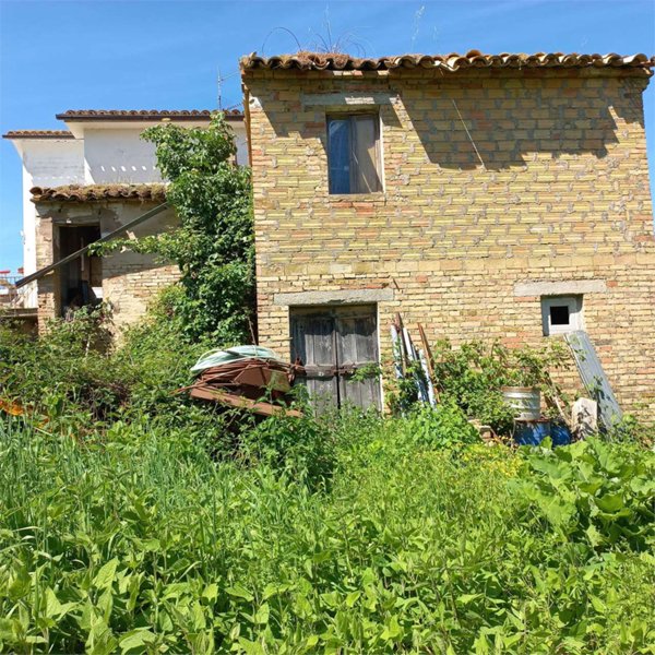 casa indipendente in vendita a Tolentino in zona Regnano
