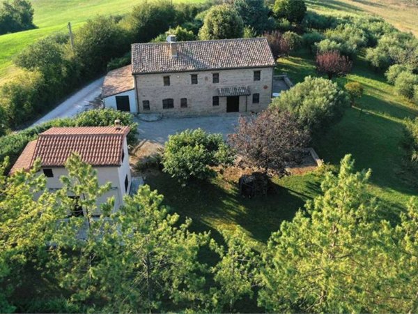 casa indipendente in vendita a Tolentino in zona Pianarucci