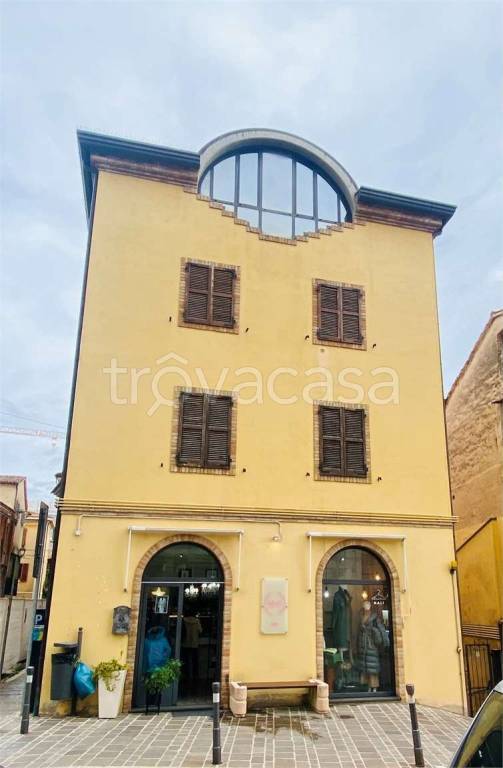 negozio in vendita a Tolentino