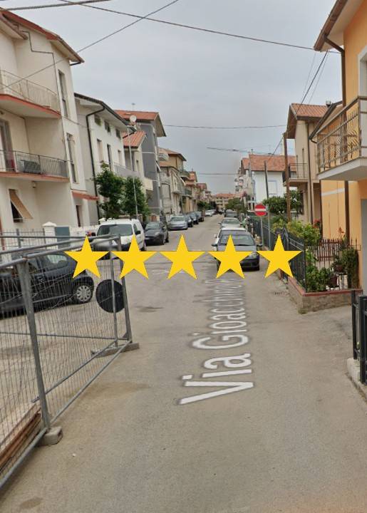 casa indipendente in vendita a Tolentino