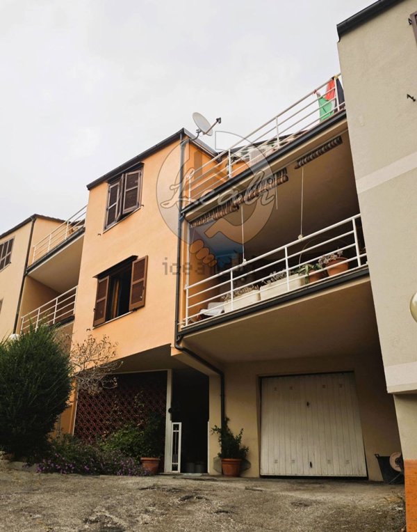 casa indipendente in vendita a Tolentino