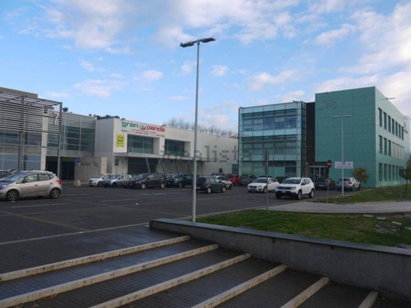 locale commerciale in vendita a Tolentino in zona Pace