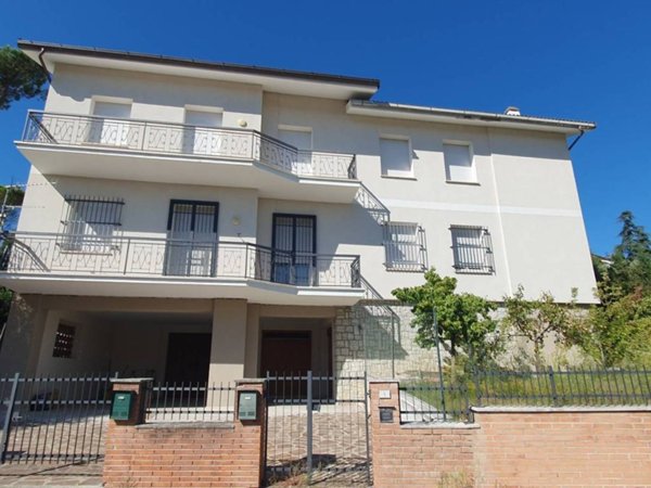 casa indipendente in vendita a Tolentino