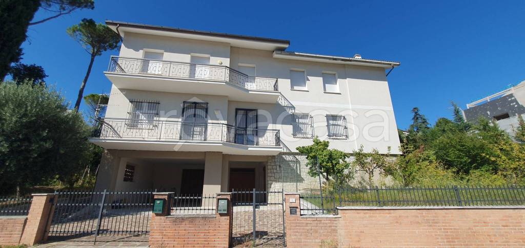 casa indipendente in vendita a Tolentino