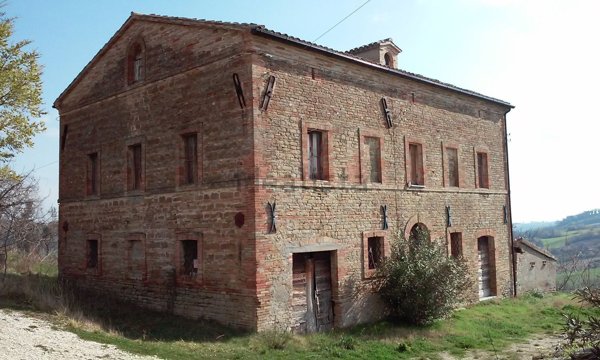 casale in vendita a Tolentino in zona Paterno