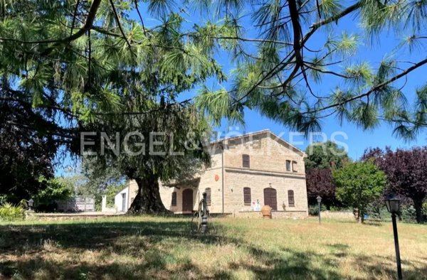 casa indipendente in vendita a Tolentino