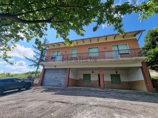 casa indipendente in vendita a Tolentino in zona Troiano