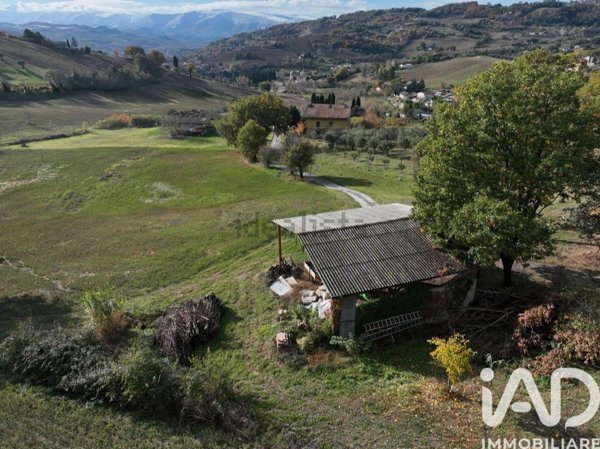 casa indipendente in vendita a Tolentino in zona Fontebigoncio