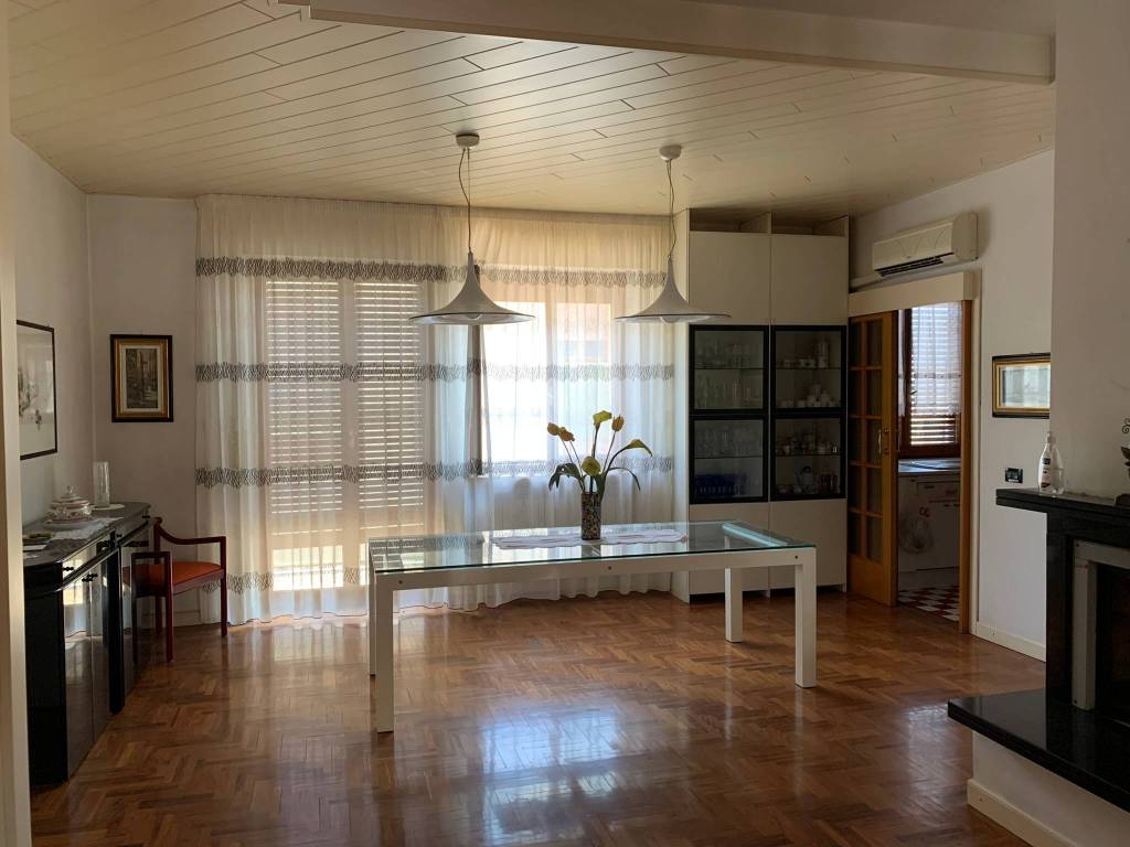 casa indipendente in vendita a Tolentino