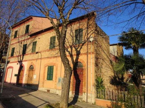 casa indipendente in vendita a Tolentino