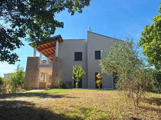 casa indipendente in vendita a Tolentino