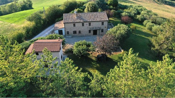 casa indipendente in vendita a Tolentino in zona Pianarucci