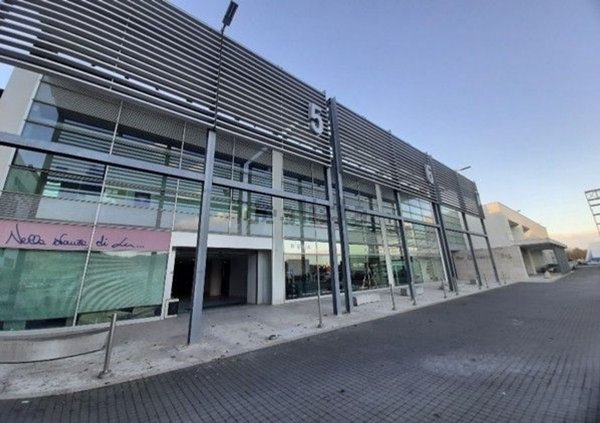 locale commerciale in vendita a Tolentino in zona Pace