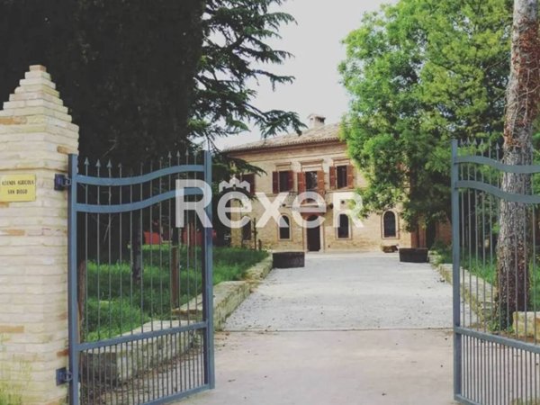 casa indipendente in vendita a Tolentino in zona Le Grazie