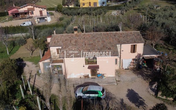 casa indipendente in vendita a Tolentino in zona Bura
