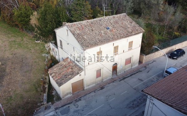 casa indipendente in vendita a Tolentino