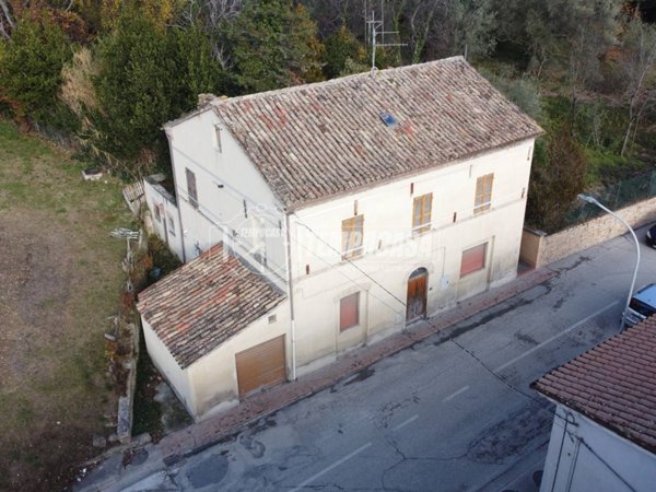 casa indipendente in vendita a Tolentino
