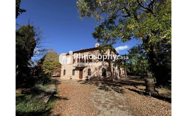 casa indipendente in vendita a Tolentino