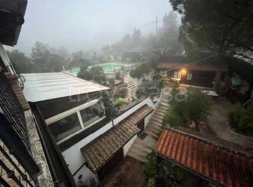 casa indipendente in vendita a Tolentino