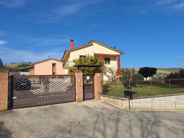 casa indipendente in vendita a Tolentino